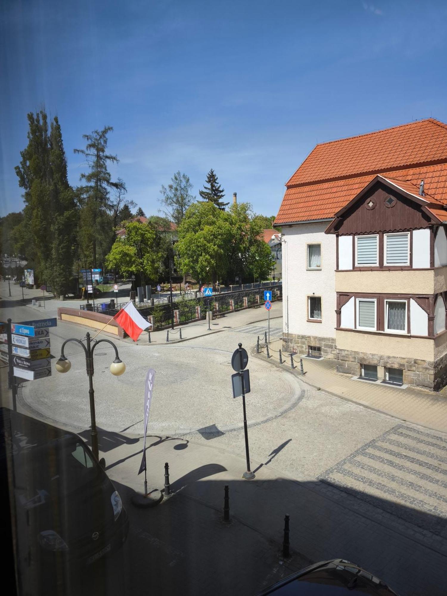 Uroczy Apartament Przy Deptaku Z Parkingiem. Polanica-Zdrój Eksteriør bilde